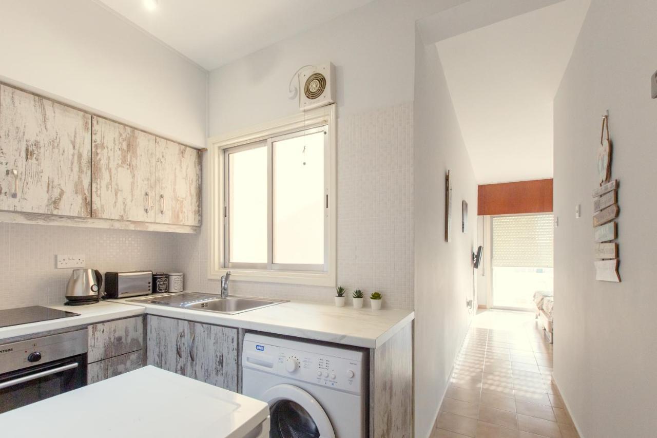 Furnished Seafront Studio Larnaca Eksteriør billede